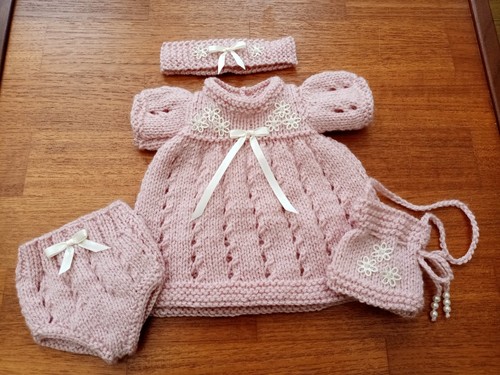 Hand knitted dolls clothes - dolls, to